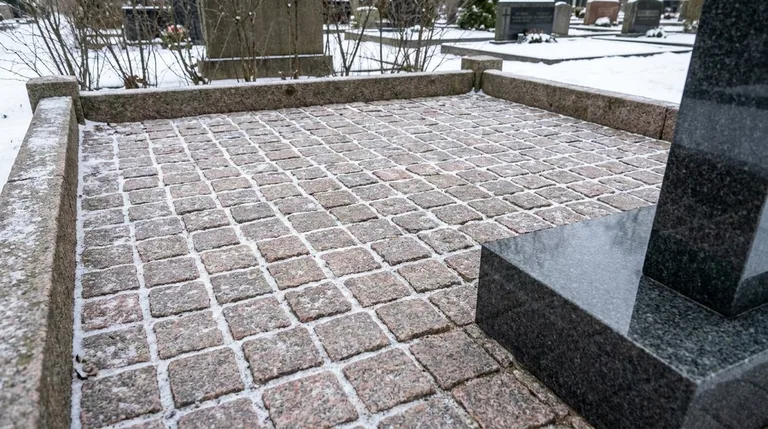 Мощение участка серой гранитной плиткой с цоколем, образец ПМ004 в Челябинске