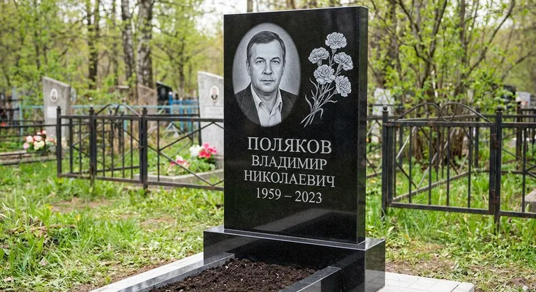 Памятник с гравировкой гвоздик — выполненная работа «Поляков» в Челябинске
