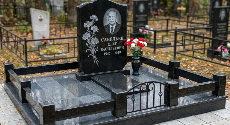 Памятник с гравировкой гвоздик — выполненная работа «Савельев» в Челябинске