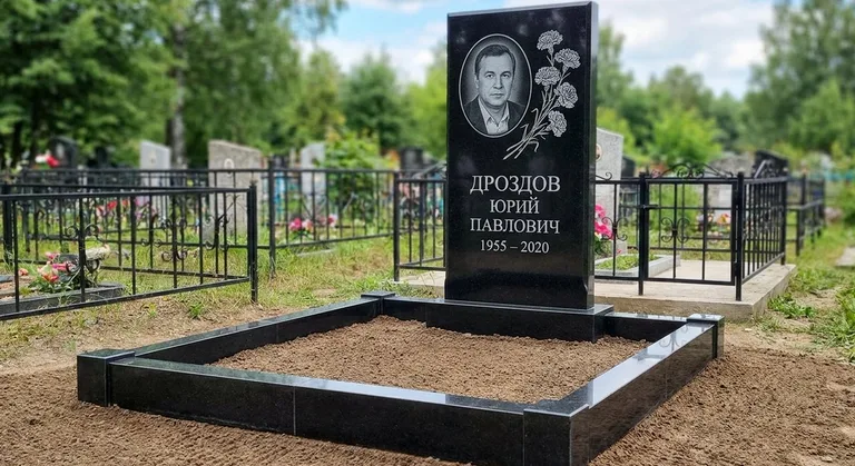Памятник с гравировкой гвоздик — выполненная работа «Дроздов» в Челябинске