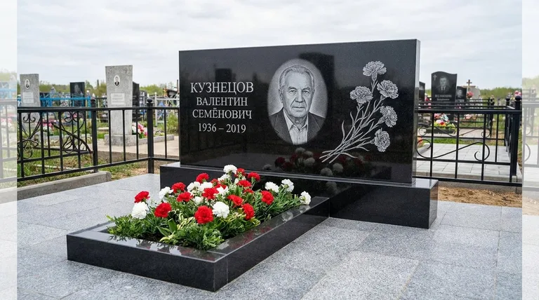 Памятник с гравировкой гвоздик — выполненная работа «Кузнецов» в Челябинске