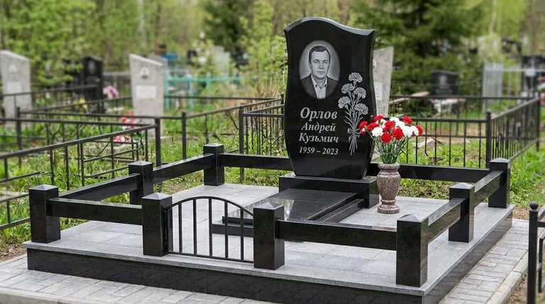 Памятник с гравировкой гвоздик — выполненная работа «Орлов» в Челябинске