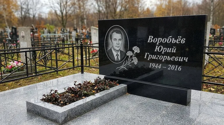 Памятник с гравировкой гвоздик — выполненная работа «Воробьёв» в Челябинске