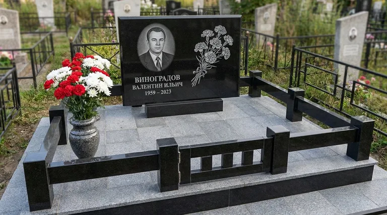 Памятник с гравировкой гвоздик — выполненная работа «Виноградов» в Челябинске