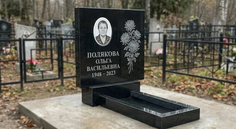 Памятник с гравировкой хризантем — выполненная работа «Полякова» в Челябинске