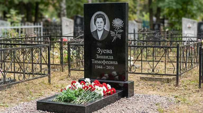 Памятник с гравировкой хризантем — выполненная работа «Зуева» в Челябинске