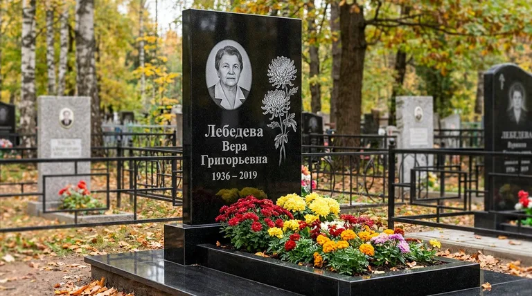 Памятник с гравировкой хризантем — выполненная работа «Лебедева» в Челябинске