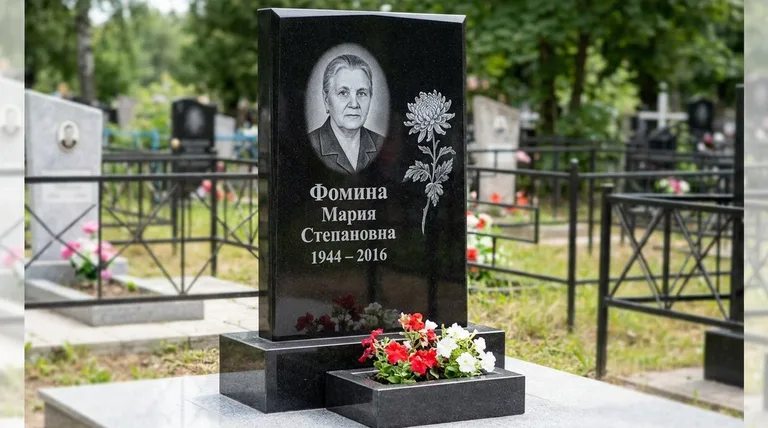 Памятник с гравировкой хризантем — выполненная работа «Фомина» в Челябинске