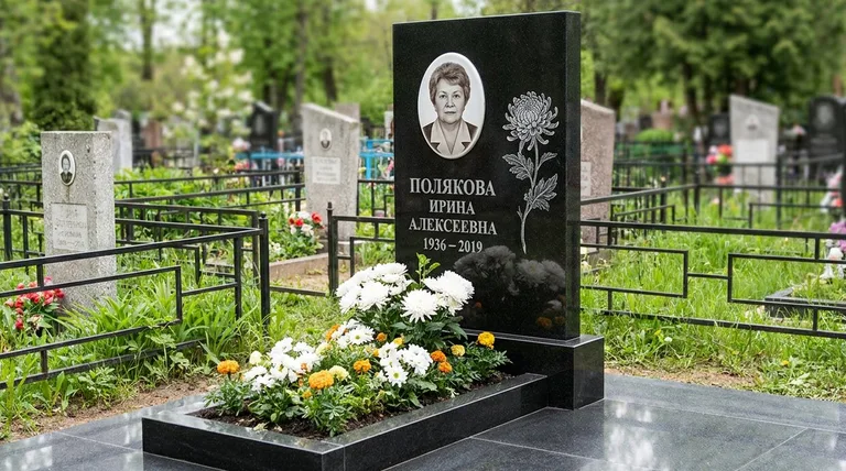 Памятник с гравировкой хризантем — выполненная работа «Полякова» в Челябинске