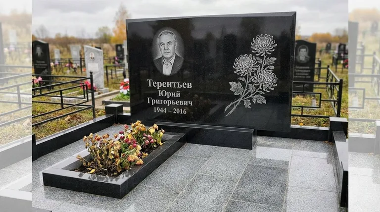 Памятник с гравировкой хризантем — выполненная работа «Терентьев» в Челябинске