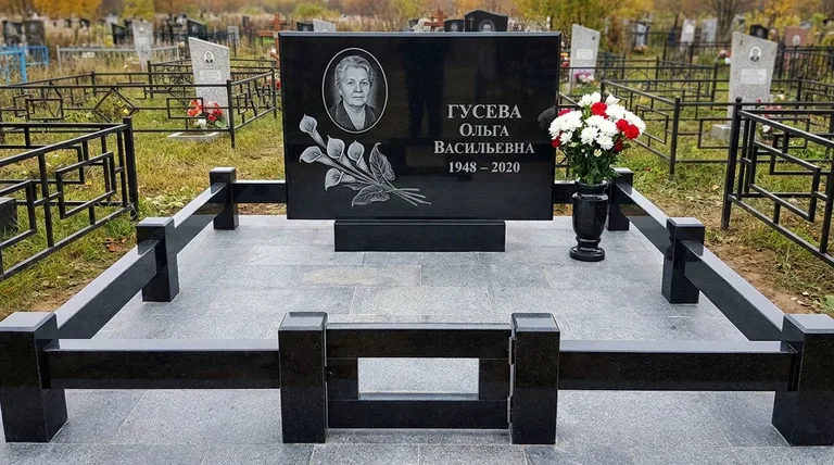 Памятник с гравировкой калл — выполненная работа «Гусева» в Челябинске