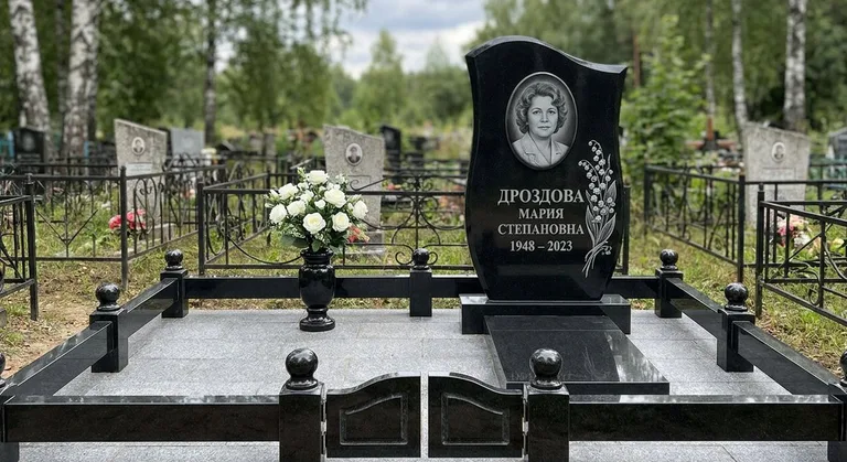 Памятник с гравировкой ландышей — выполненная работа «Дроздова» в Челябинске