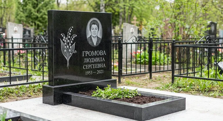 Памятник с гравировкой ландышей — выполненная работа «Громова» в Челябинске