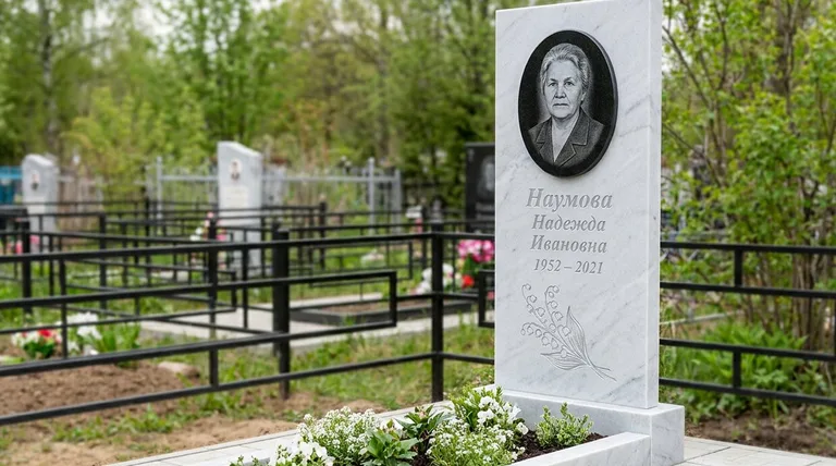 Памятник с гравировкой ландышей — выполненная работа «Наумова» в Челябинске