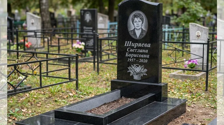 Памятник с гравировкой ландышей — выполненная работа «Ширяева» в Челябинске