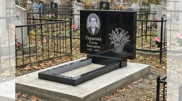 Памятник с гравировкой ландышей — выполненная работа «Тарасова» в Челябинске
