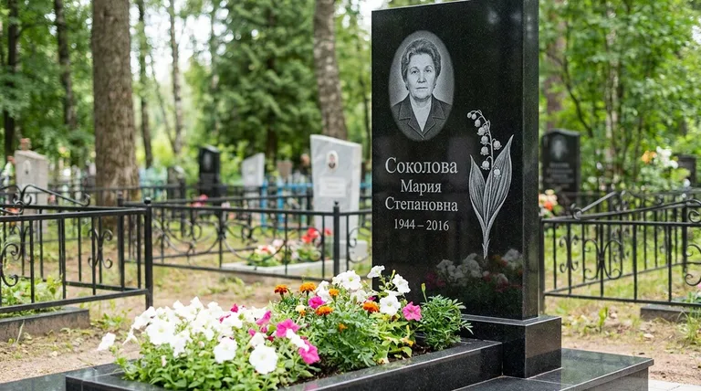 Памятник с гравировкой ландышей — выполненная работа «Соколова» в Челябинске
