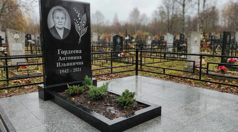 Памятник с гравировкой ландышей — выполненная работа «Гордеева» в Челябинске