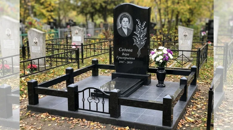 Памятник с гравировкой ландышей — выполненная работа «Седова» в Челябинске