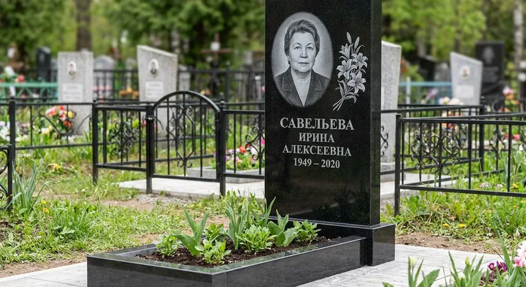 Памятник с гравировкой лилий — выполненная работа «Савельева» в Челябинске