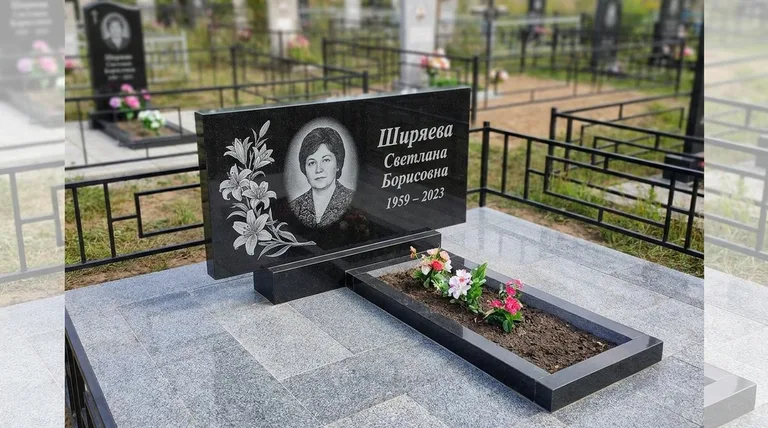 Памятник с гравировкой лилий — выполненная работа «Ширяева» в Челябинске