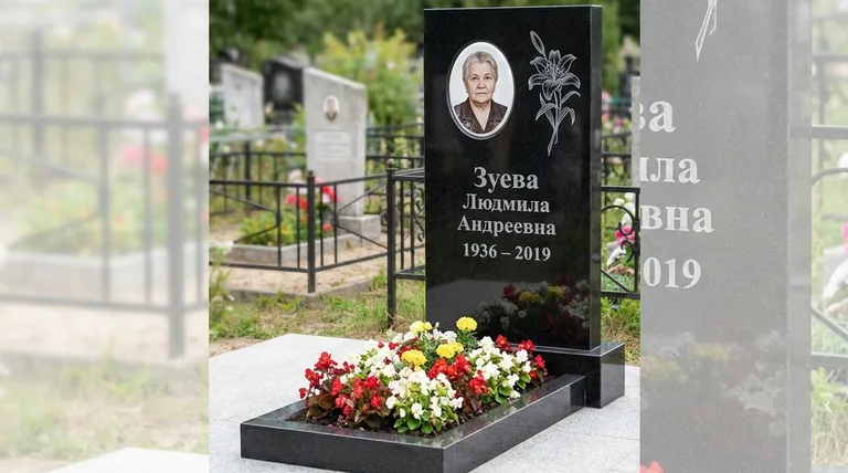 Памятник с гравировкой лилий — выполненная работа «Зуева» в Челябинске
