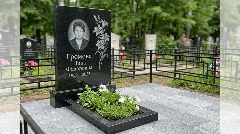 Памятник с гравировкой лилий — выполненная работа «Громова» в Челябинске