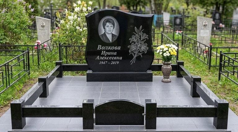 Памятник с гравировкой лилий — выполненная работа «Волкова» в Челябинске