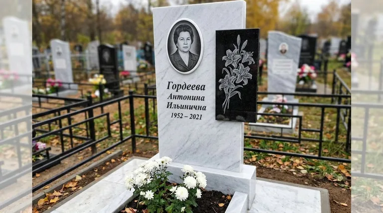 Памятник с гравировкой лилий — выполненная работа «Гордеева» в Челябинске