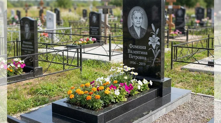Памятник с гравировкой лилий — выполненная работа «Фомина» в Челябинске