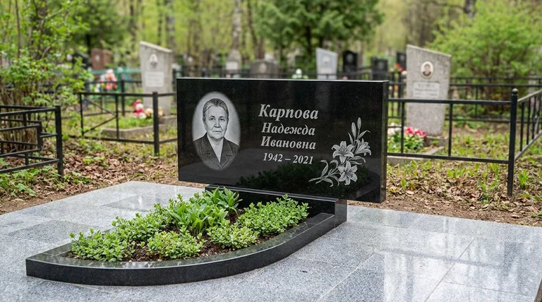 Памятник с гравировкой лилий — выполненная работа «Карпова» в Челябинске