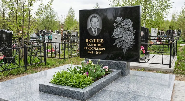 Памятник с гравировкой пионов — выполненная работа «Якушев» в Челябинске