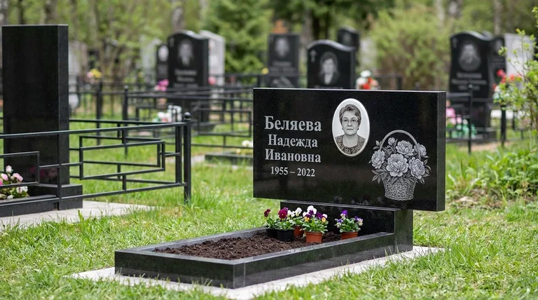 Памятник с гравировкой пионов — выполненная работа «Беляева» в Челябинске