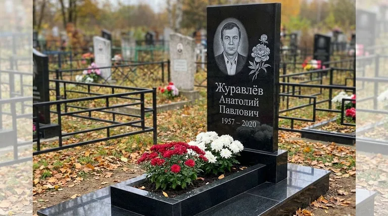 Памятник с гравировкой пионов — выполненная работа «Журавлёв» в Челябинске