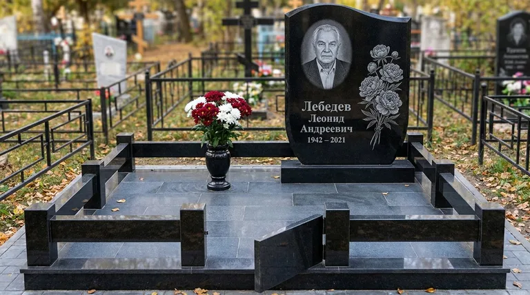 Памятник с гравировкой пионов — выполненная работа «Лебедев» в Челябинске