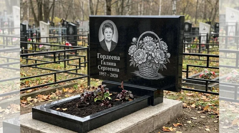 Памятник с гравировкой пионов — выполненная работа «Гордеева» в Челябинске
