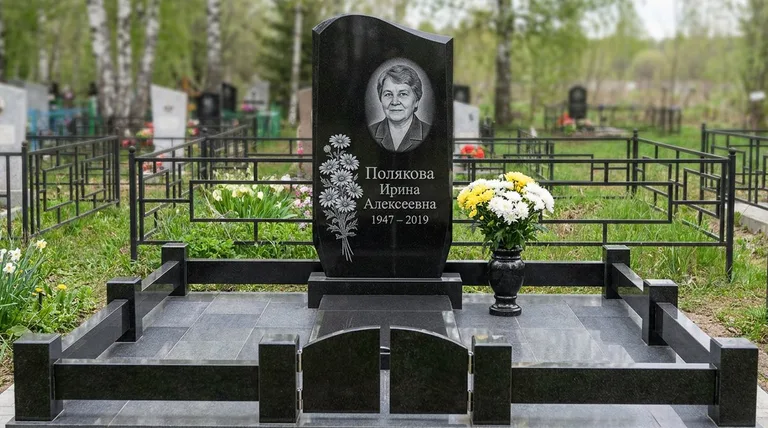 Памятник с гравировкой ромашек — выполненная работа «Полякова» в Челябинске