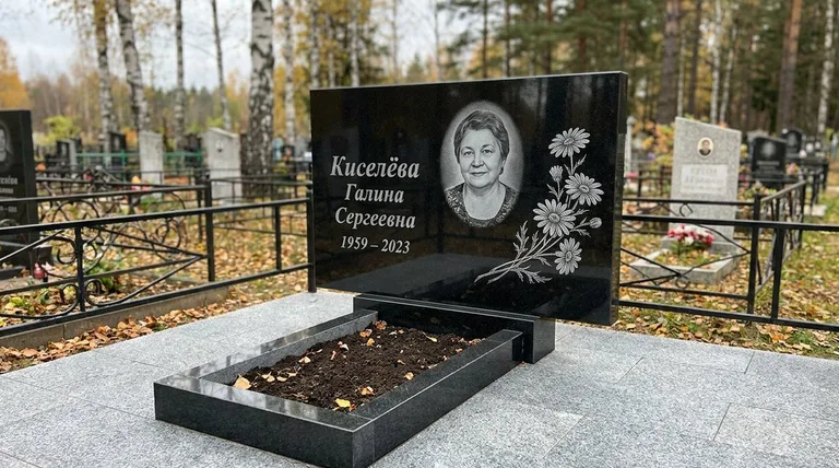 Памятник с гравировкой ромашек — выполненная работа «Киселёва» в Челябинске