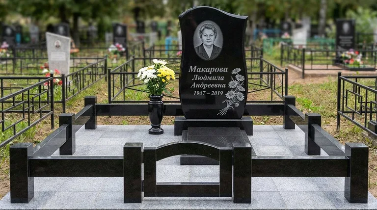 Памятник с гравировкой ромашек — выполненная работа «Макарова» в Челябинске