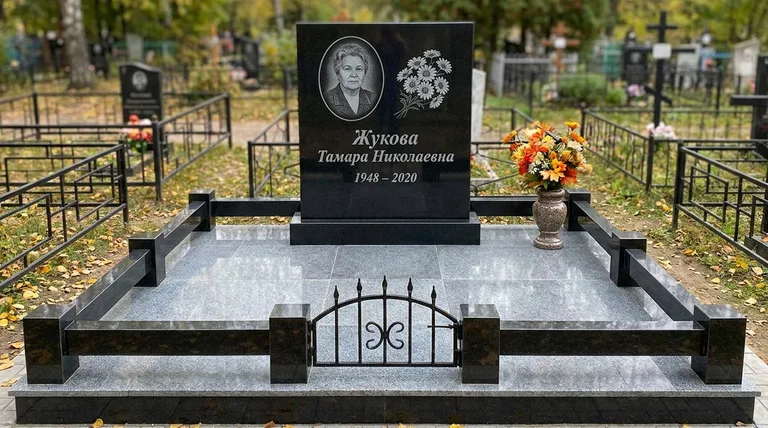 Памятник с гравировкой ромашек — выполненная работа «Жукова» в Челябинске