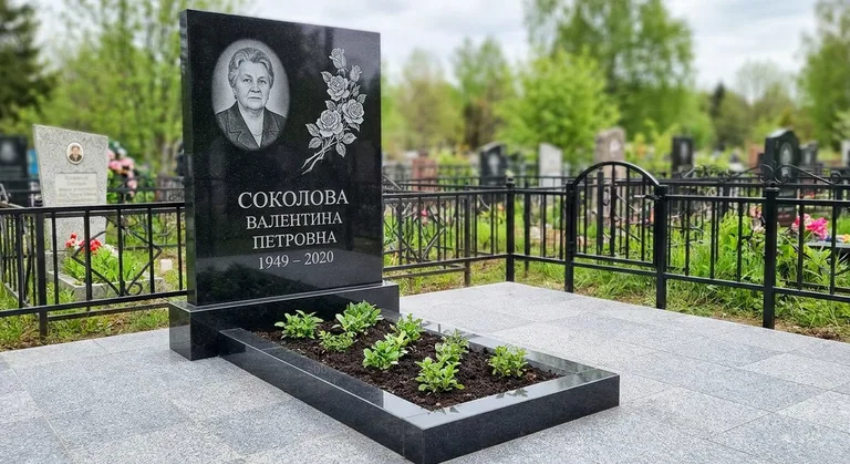 Памятник с гравировкой роз — выполненная работа «Соколова» в Челябинске