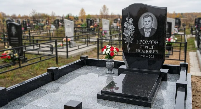 Памятник с гравировкой роз — выполненная работа «Громов» в Челябинске