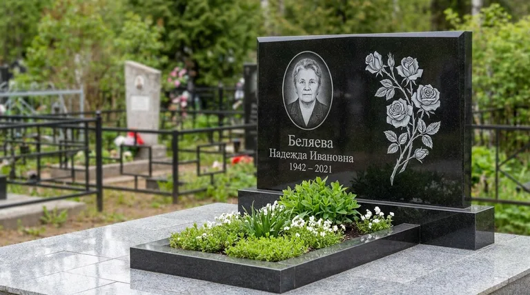 Памятник с гравировкой роз — выполненная работа «Беляева» в Челябинске