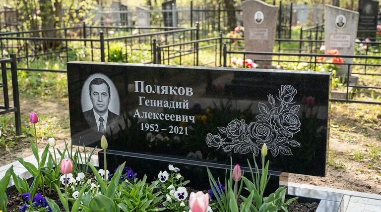 Памятник с гравировкой роз — выполненная работа «Поляков» в Челябинске
