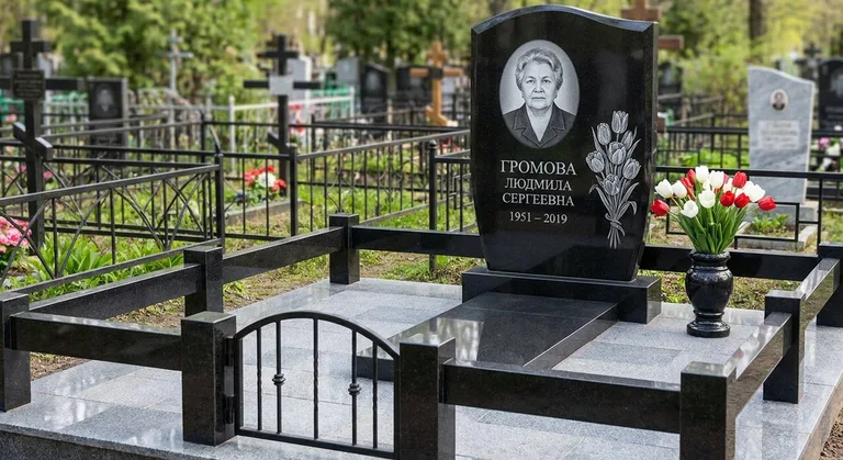 Памятник с гравировкой тюльпанов — выполненная работа «Громова» в Челябинске