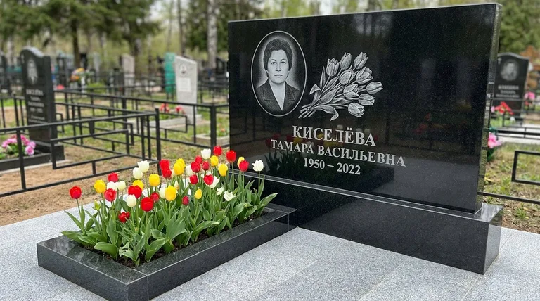 Памятник с гравировкой тюльпанов — выполненная работа «Киселёва» в Челябинске