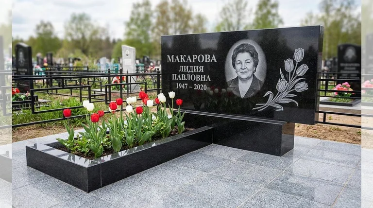 Памятник с гравировкой тюльпанов — выполненная работа «Макарова» в Челябинске