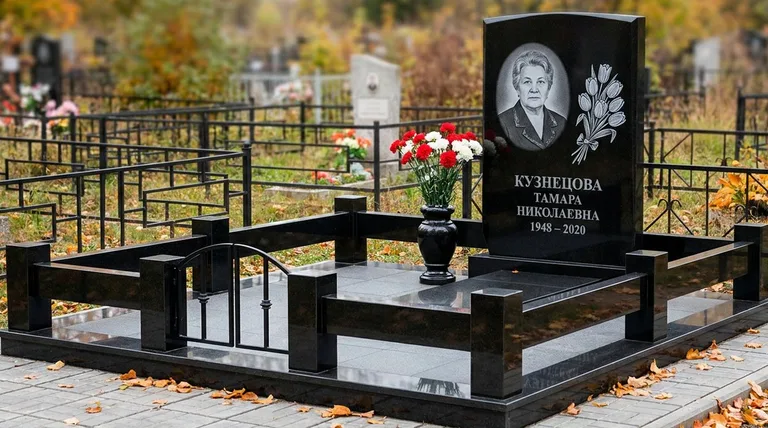 Памятник с гравировкой тюльпанов — выполненная работа «Кузнецова» в Челябинске