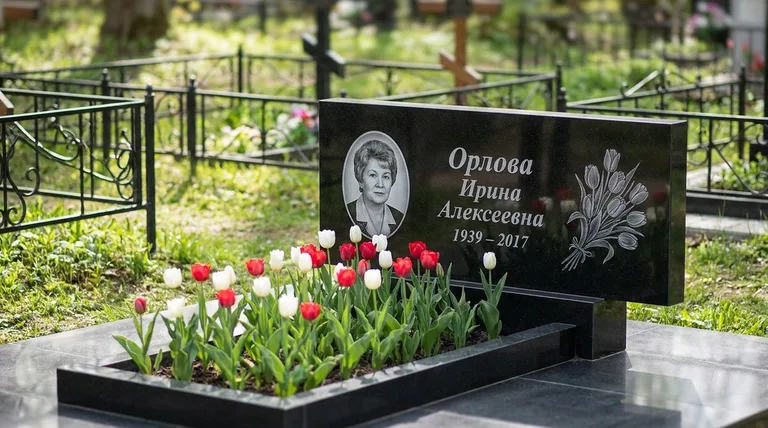 Памятник с гравировкой тюльпанов — выполненная работа «Орлова» в Челябинске