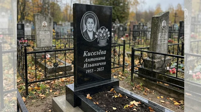 Памятник с гравировкой тюльпанов — выполненная работа «Киселёва» в Челябинске